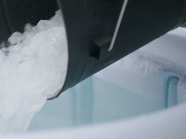 Eiswürfel werden aus einem Eimer in den RefreshPod geschüttet