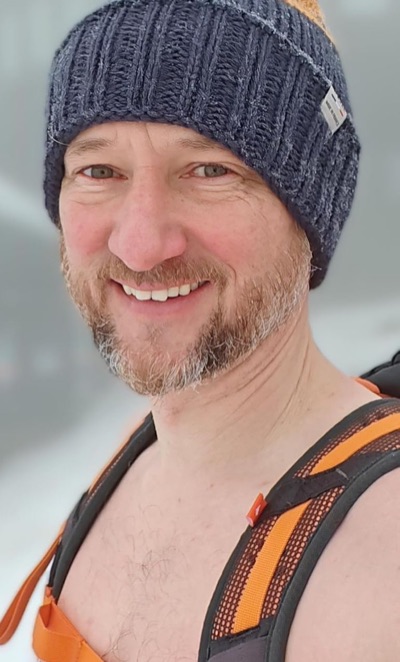 Marius Schäfer, Gründer von N'ICEBATH, mit Wollmütze im Winter